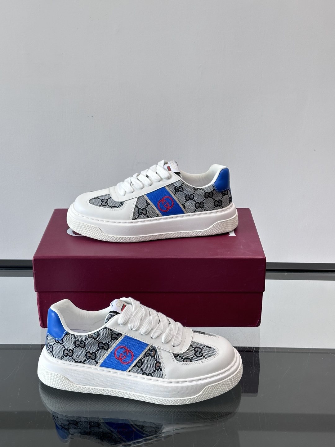 Gucci Men's Blue Accent Low-Top Sneakers