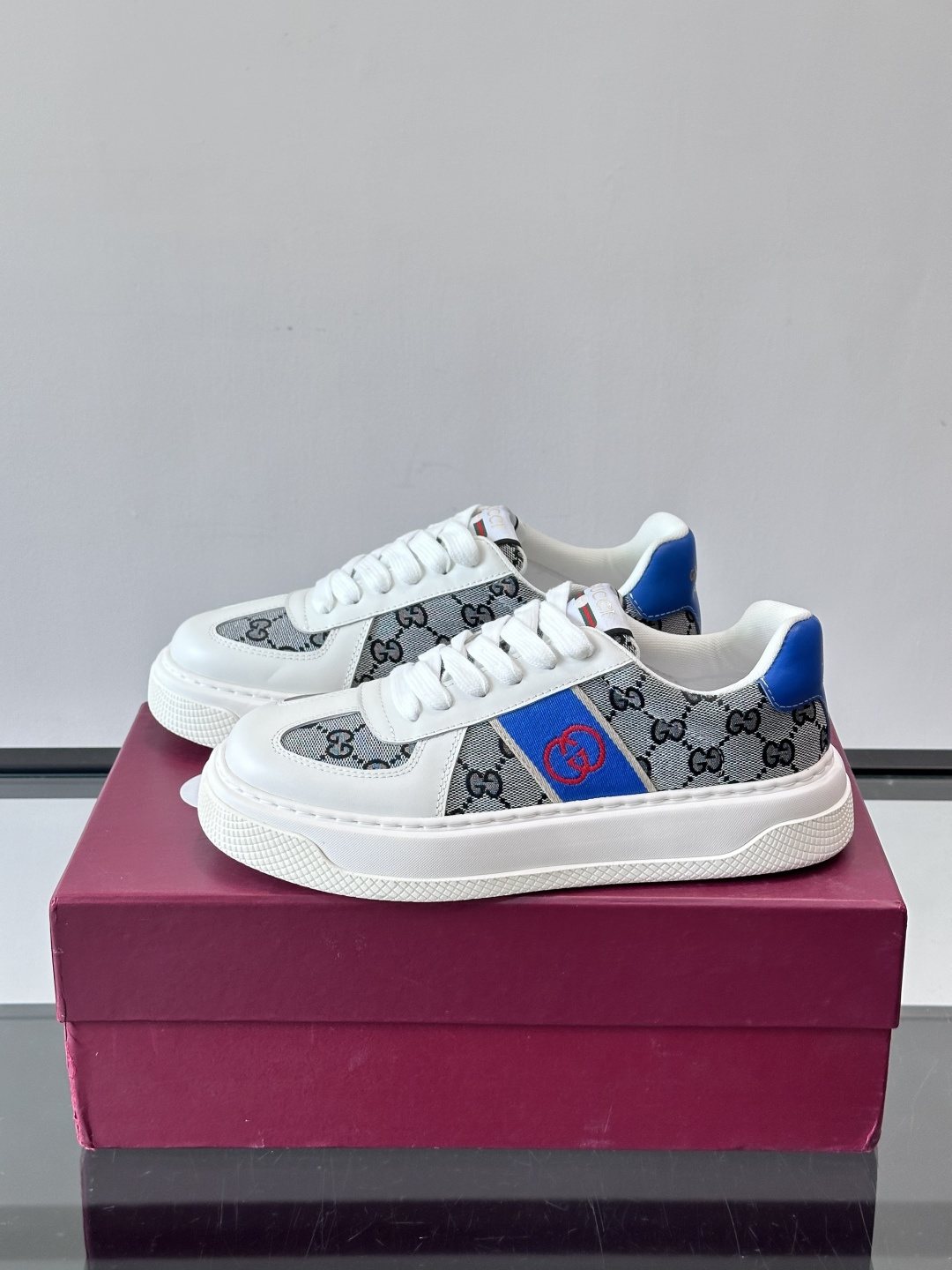 Gucci Men's Blue Accent Low-Top Sneakers
