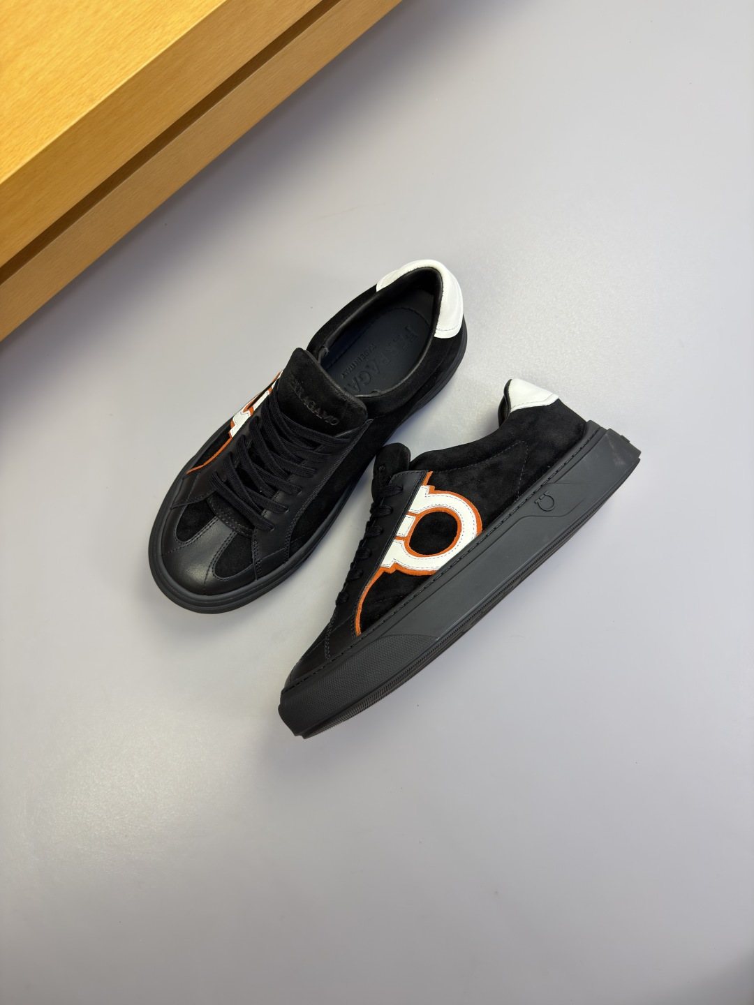 Ferragamo Contrast-Trim Low-Top Sneakers